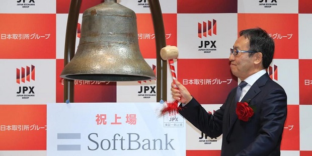 東証1部に上場し、セレモニーで鐘を打つソフトバンクの宮内謙社長