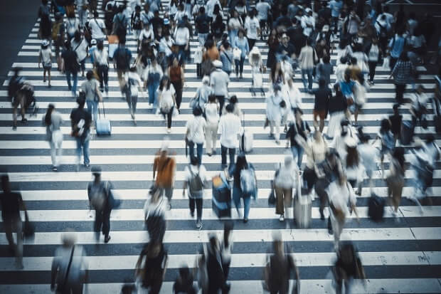 横断歩道を渡る「人間」の群れ