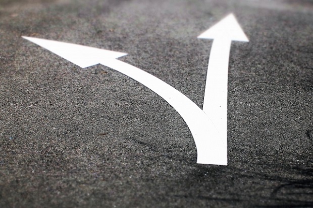 アスファルトに書かれた分岐のマーク