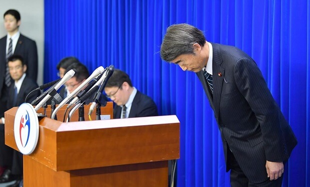 「毎月勤労統計」の不適切調査問題を受け、記者会見で謝罪する根本厚労相