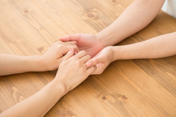 手をつないで勇気づける