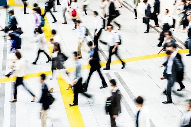 雑踏を行く人々