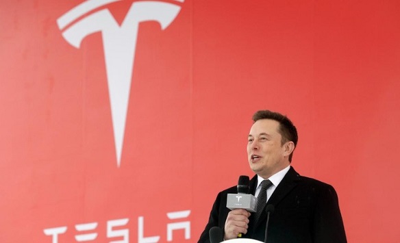 上海工場の着工式でスピーチするテスラのイーロン・マスクＣＥＯ/