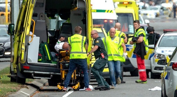 搬送される銃乱射事件の負傷者＝ニュージーランド南島のクライストチャー