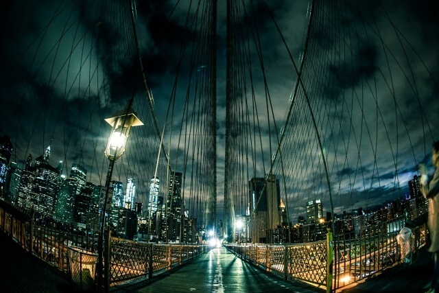 夜のブルックリンブリッジ